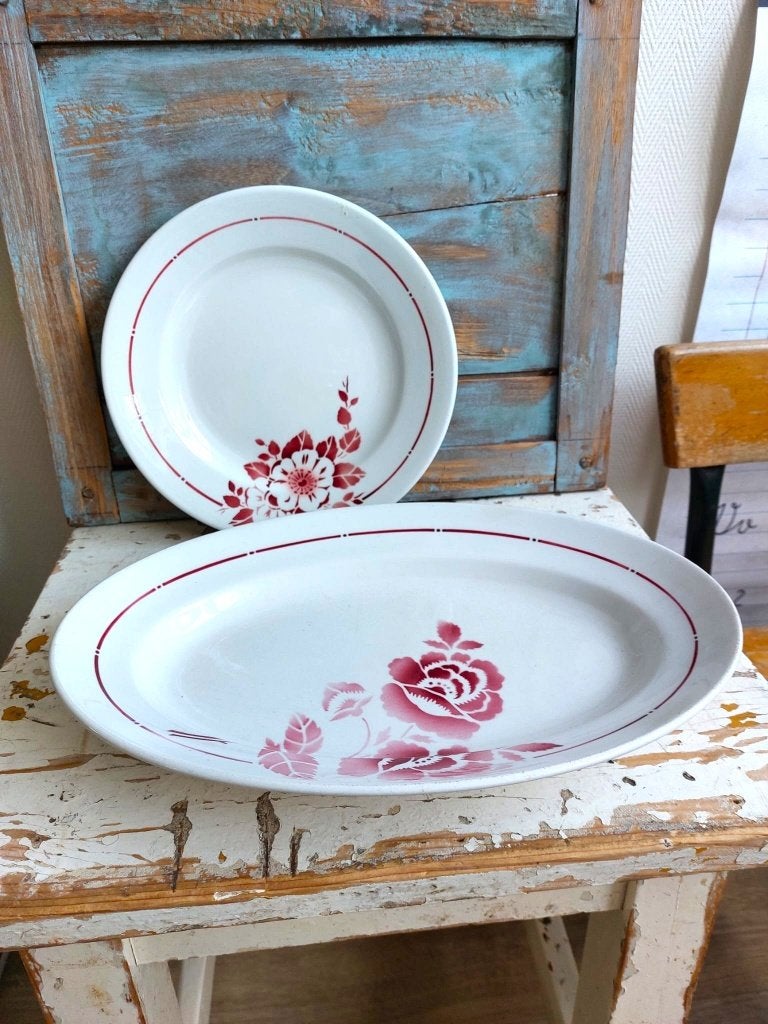 Oude serveerschaal en bord met rode bloem van St. Amand, Antiek en Kunst, Ophalen of Verzenden