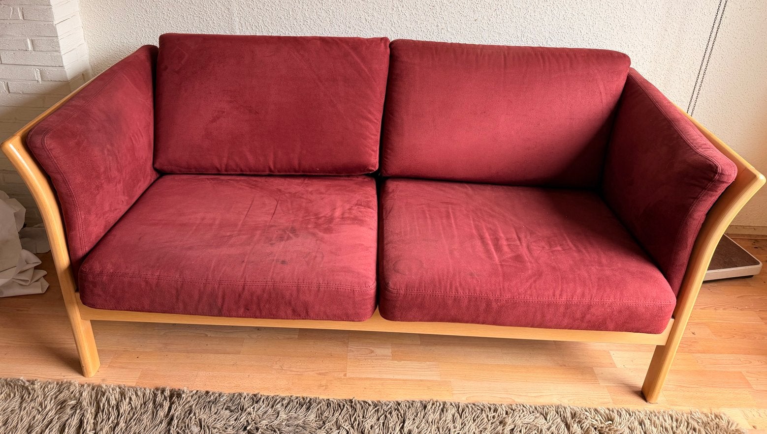Vintage bank met houten frame en rode bekleding, Ophalen