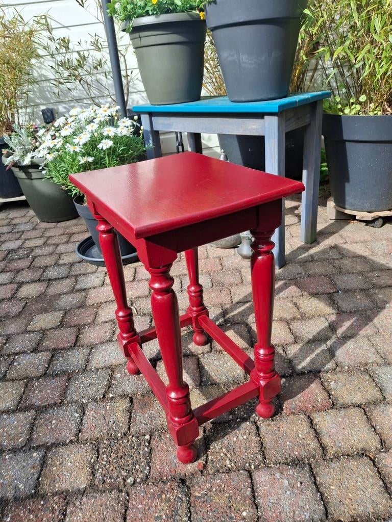 Bijzettafeltje. Kleur: Engels rood. Breed 33 cm. Hoog 45 cm., Ophalen of Verzenden