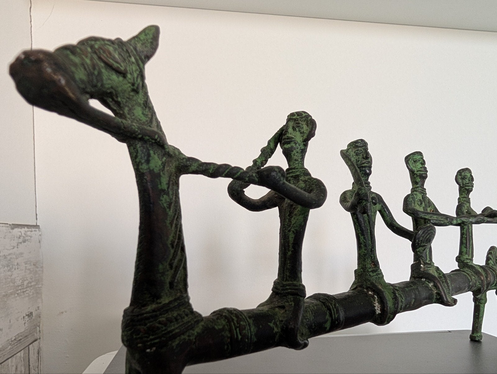Oud bronzen beeld: Scène met figuren en dieren, Ophalen of Verzenden