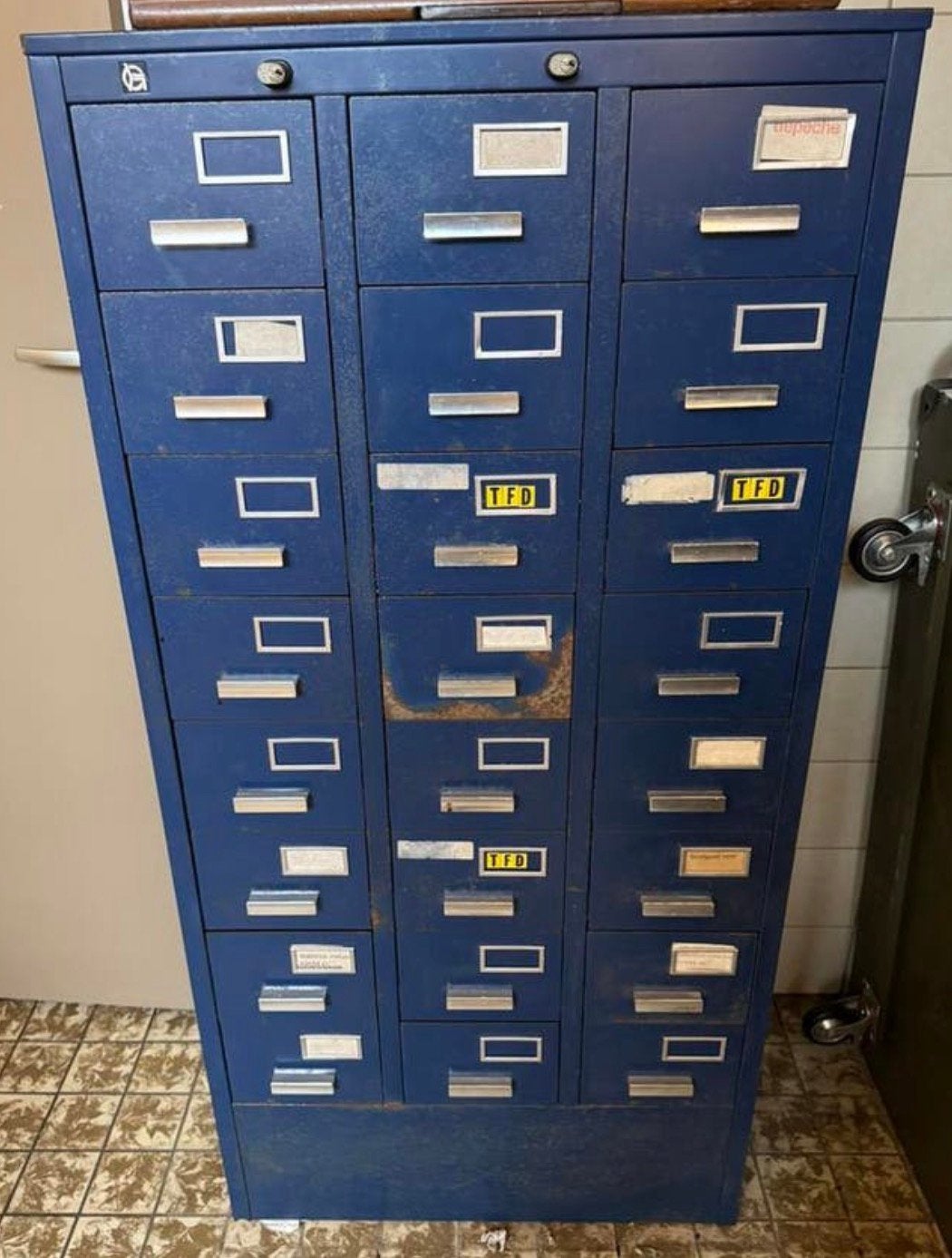 Vintage Gispen blauw industriële metalen 24 laden kast, Ophalen, Gebruikt, Industrieel