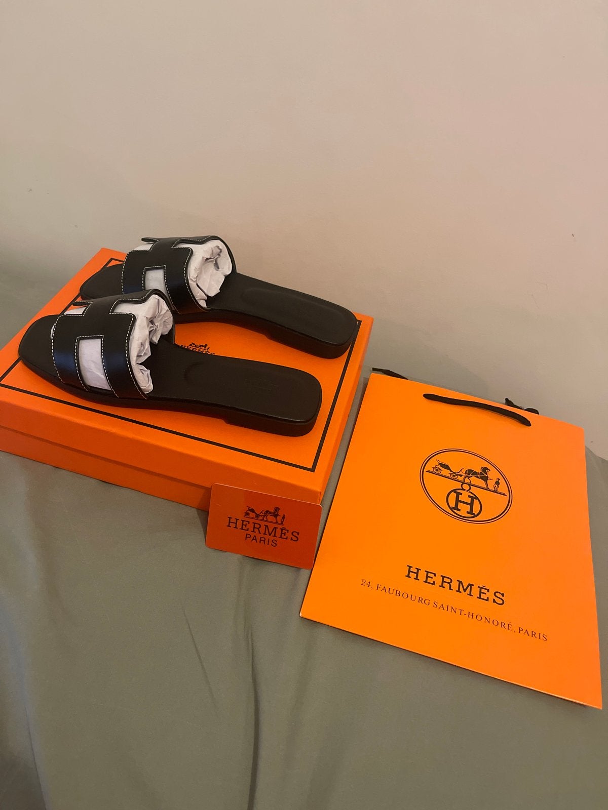 Hermès Oran Sandalen Zwart - Maat 38, Kleding | Dames, Ophalen of Verzenden, Nieuw, Zwart, Slippers