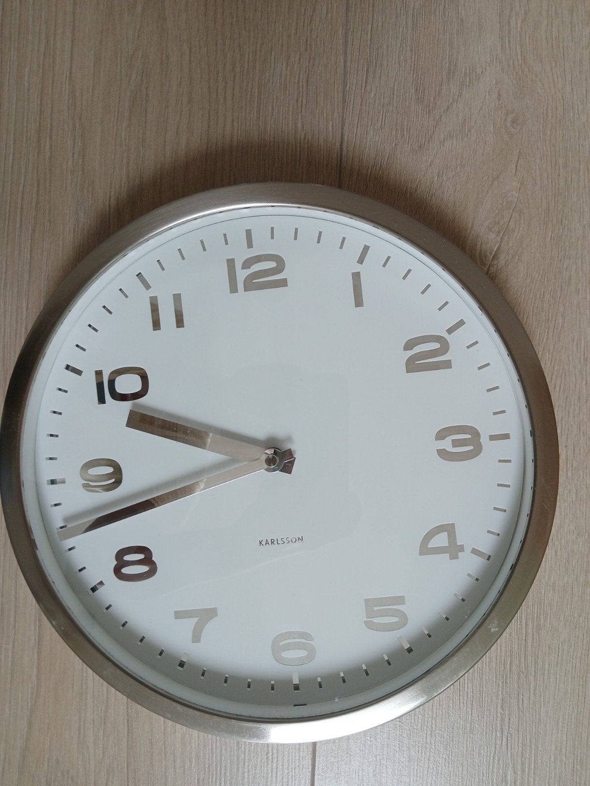 Moderne Karlsson wandklok - Zilver/Wit, Ophalen, Wandklok, Analoog, Werkt op batterijen