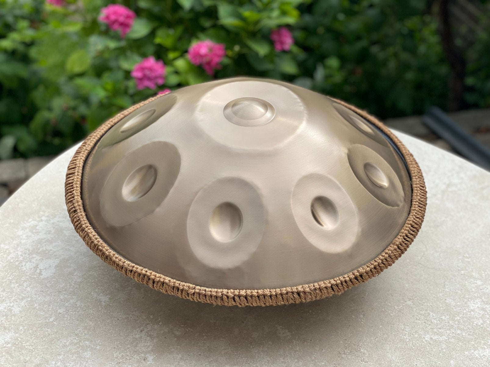 Unieke handpan D mineur -Zacht Goud - Natuurlijke resonantie, Muziek en Instrumenten, Percussie, Ophalen of Verzenden, Zo goed als nieuw