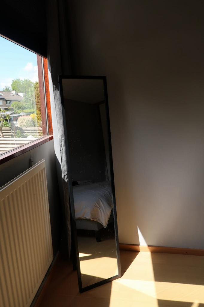 Staande spiegel met zwarte lijst 150x34cm, Huis en Inrichting, Woonaccessoires | Spiegels, Ophalen, Minder dan 50 cm, Zo goed als nieuw
