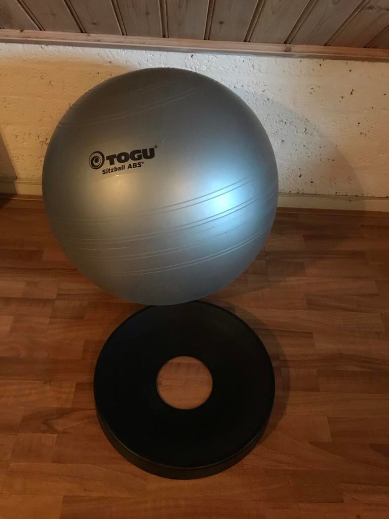 Togu Zitbal ABS 65 cm met standaard, Sport en Fitness, Ophalen of Verzenden, Zo goed als nieuw, Buik, Fitnessbal