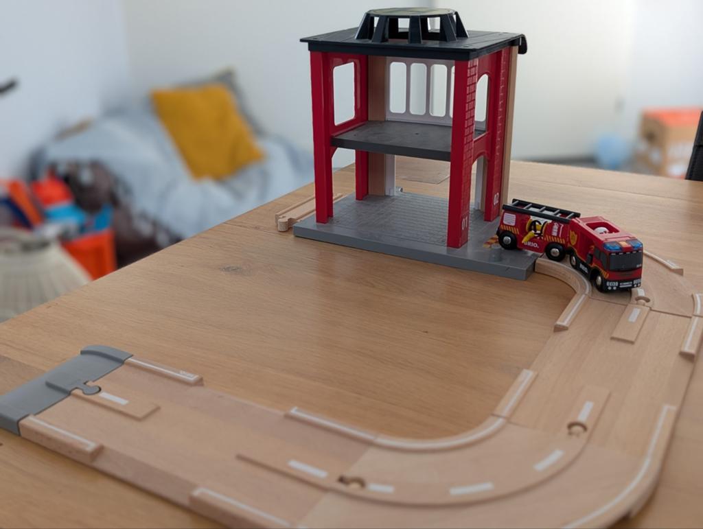 Brio Brandweerkazerne met voertuig en wegenplaten, Ophalen, Jongen of Meisje
