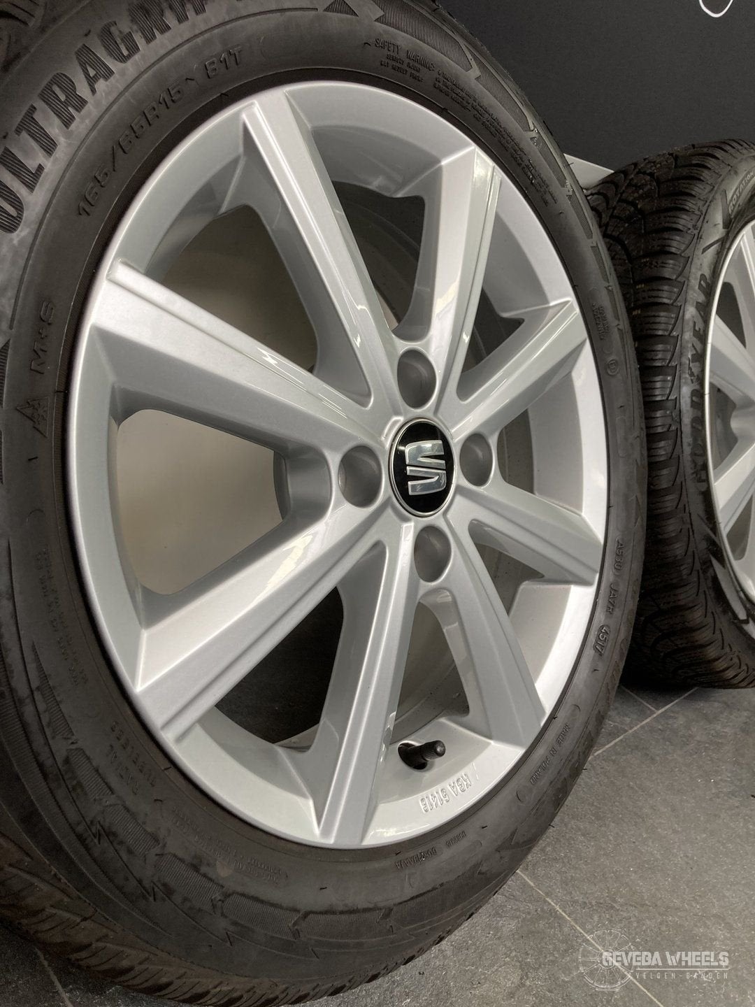 15” originele Volkswagen UP UP! Velgen + winterbanden 4x100, Auto-onderdelen, Banden en Velgen, Gebruikt, 15 inch, -, -