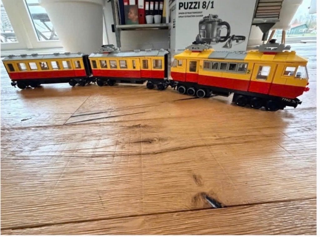Lego 7740 trein locomotief en 2 rijtuigen met werkende motor, Ophalen, Zo goed als nieuw, Lego