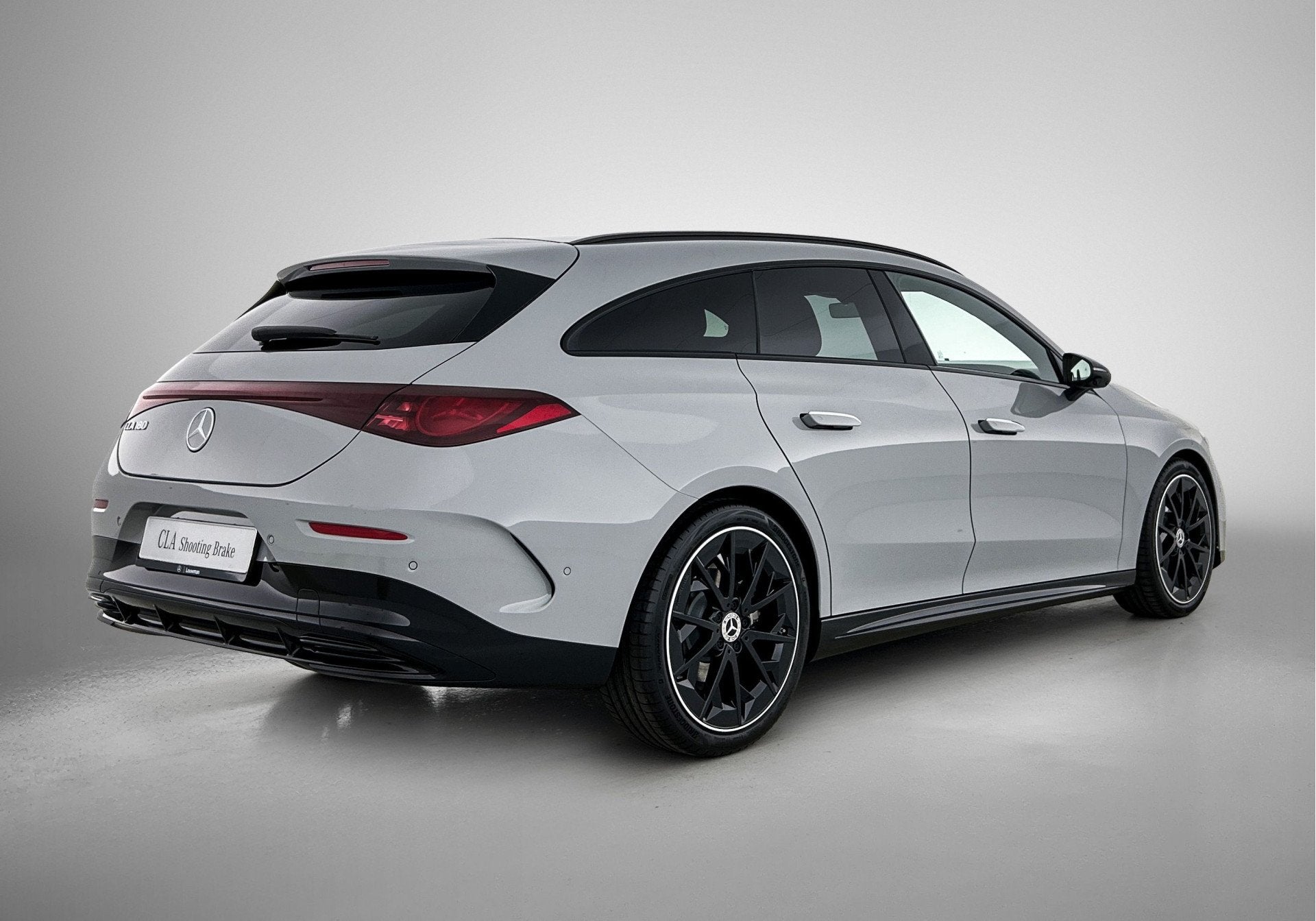 Mercedes-Benz CLA-Klasse Shooting Brake 180 Business Solutio, Auto's, CLA, Zwart, Hybride Elektrisch/Benzine, 1710 kg