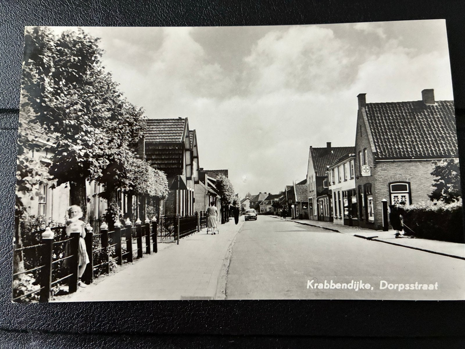 Oude ansichtkaart Krabbendijke Dorpsstraat, Verzenden, 1940 tot 1960, Gelopen, Zeeland