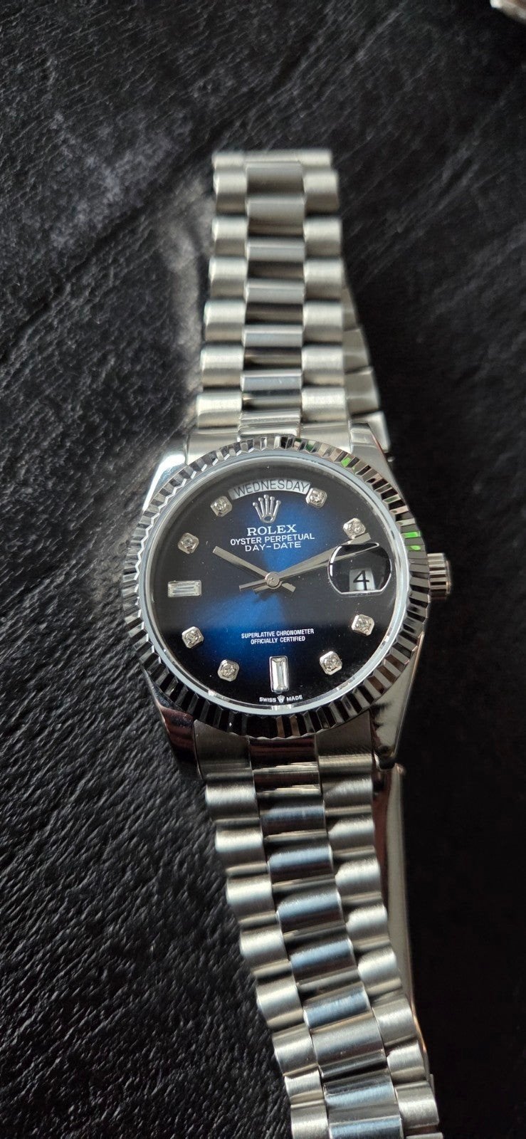 R Horloge day date 36mm
36 mm
Ongebruikt

Voor meer foto's k, Sieraden, Tassen en Uiterlijk, Horloges | Heren, Ophalen, Nieuw