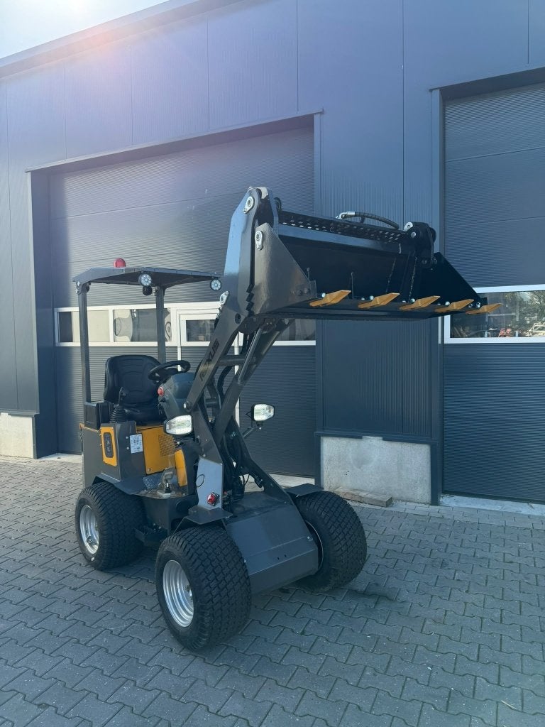 Foto 2 van minishovel Rexus H160 met een Perkins motor