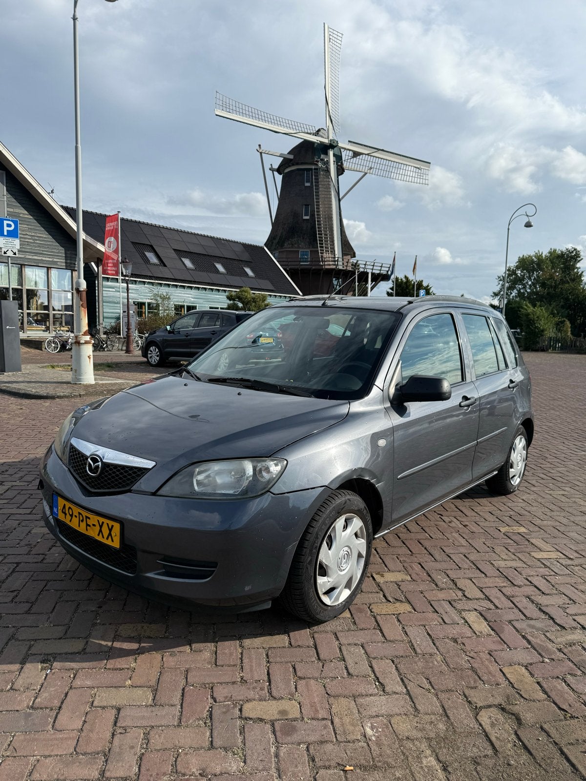 Mazda 2 1.4 16V 2004 Grijs, Voorwielaandrijving, 1025 kg, 15 km/l, 40 €/maand