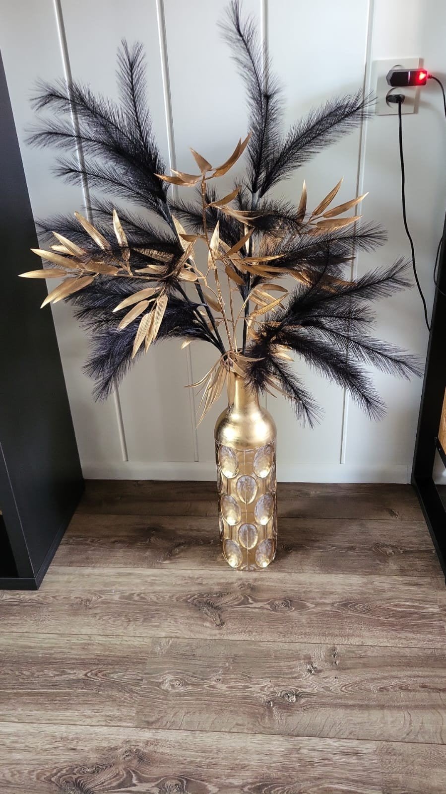 Luxe gouden vaas met zwarte veren en gouden takken, Ophalen of Verzenden, Zo goed als nieuw, Inclusief decoratie, Goud