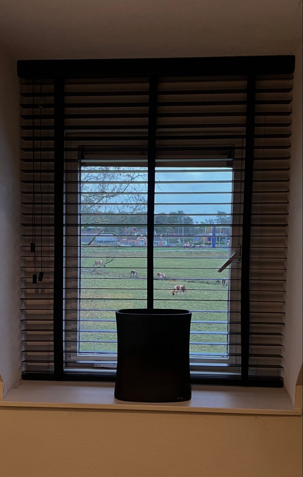Houten brede witte Luxaflex met zwarte band - 1.50m x 1m, Jaloezie, Gebruikt, Zwart, Hout