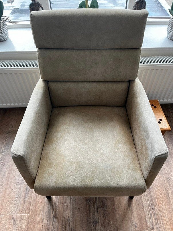 Comfortabele fauteuil met hogere zit en suède-achtige stof, Huis en Inrichting, Ophalen, Gebruikt, Minder dan 75 cm, Modern comfort