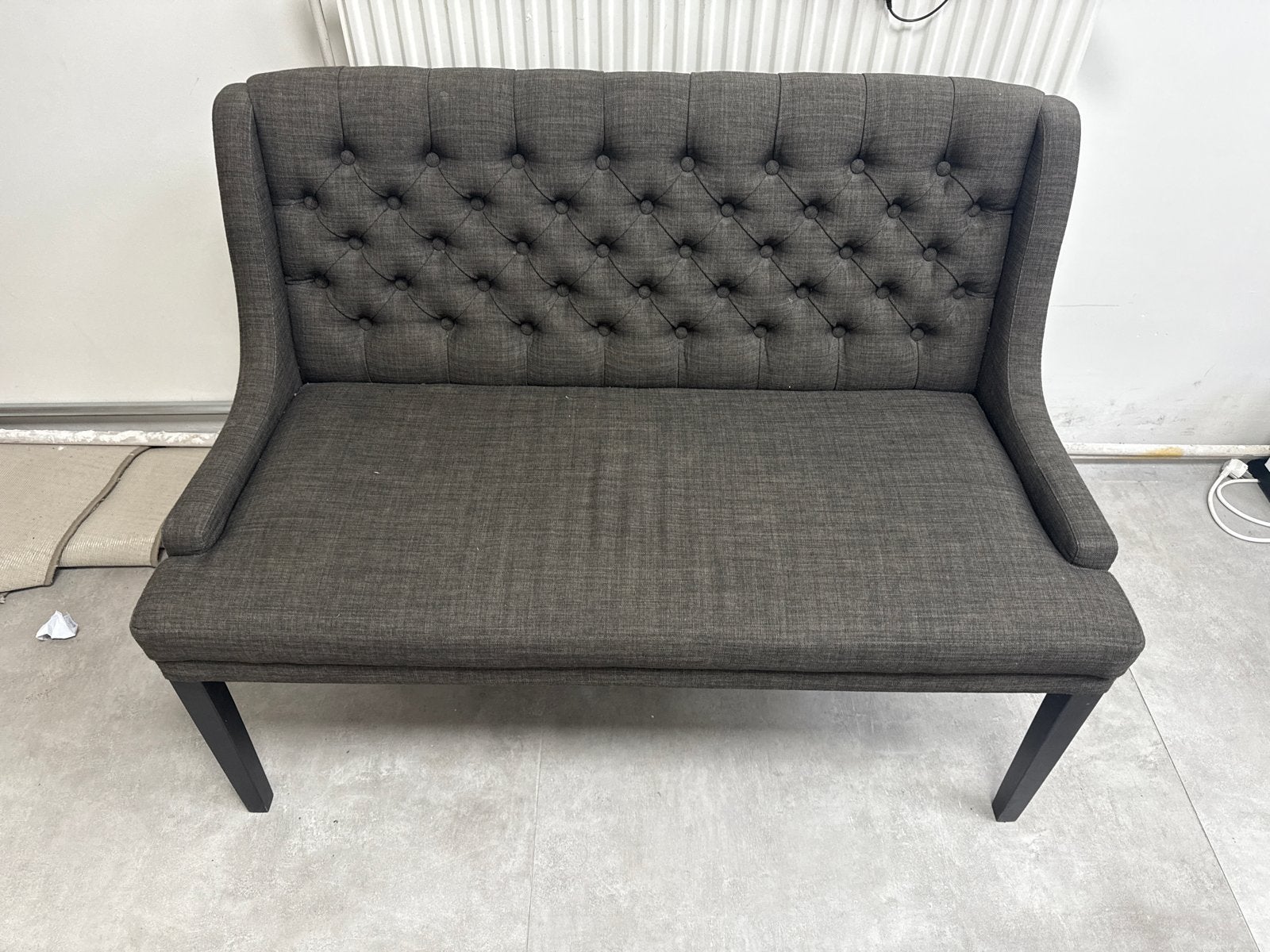 Stijlvolle tweepersoonsbank met gecapitonneerde rugleuning, Ophalen, 150 tot 200 cm, Tweepersoons, 75 tot 100 cm