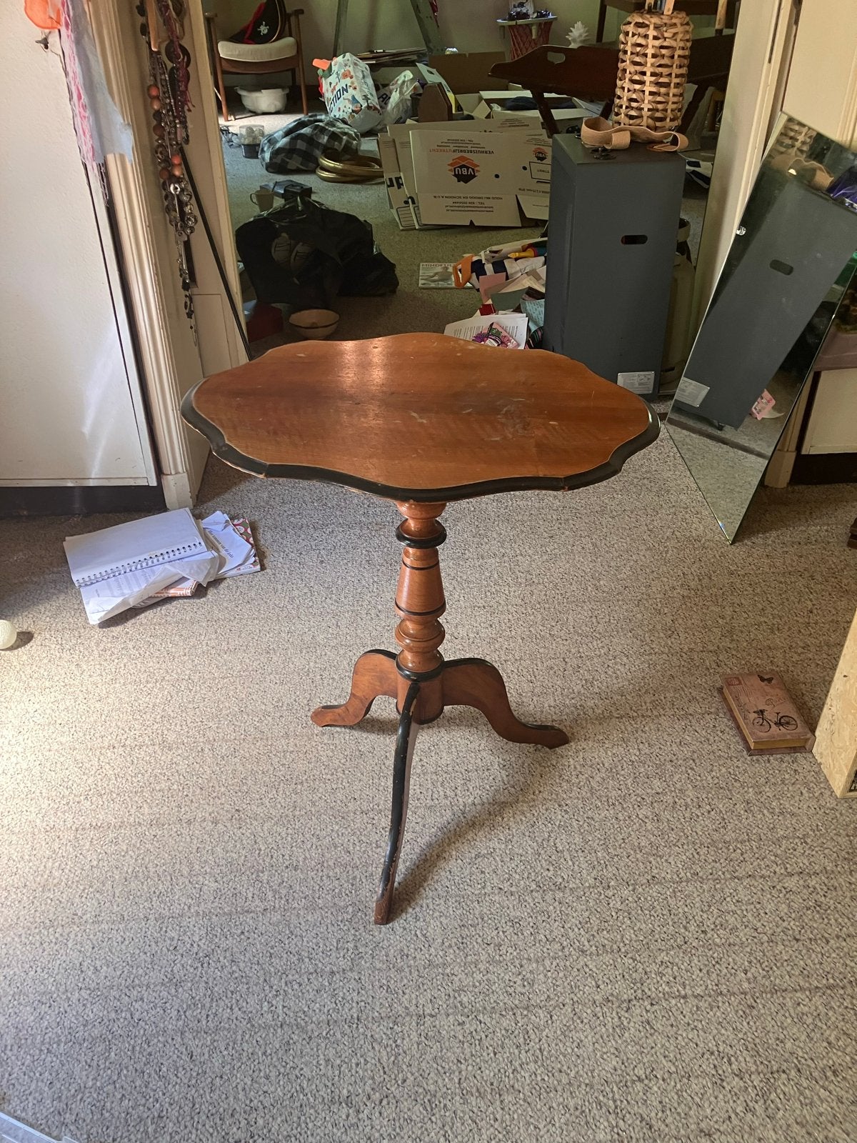 Diverse vintage meubels: secretarie, stoelen, spinnenwiel, Ophalen