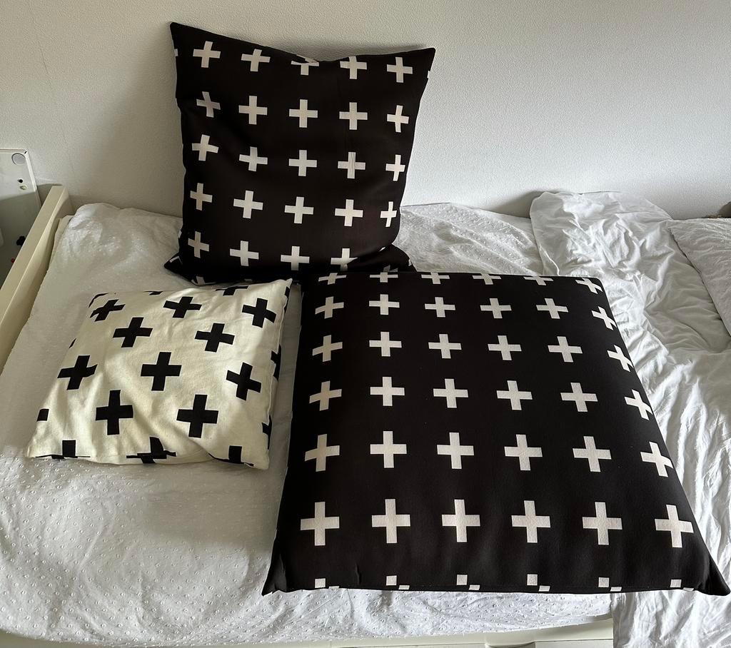 3x Kussen(sier) zwart - wit Kruisjes | 45x45 65x65 70x70 cm, Ophalen, Zo goed als nieuw, Zwart, Vierkant