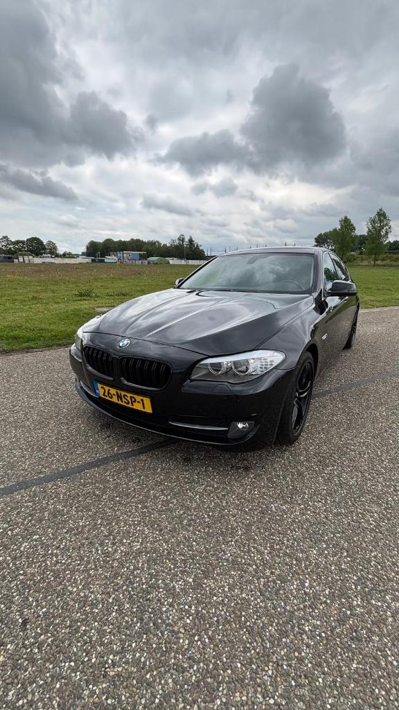 BMW 5-Serie 3.0 I 523 AUT 2010 Zwart 6-cilinder, Auto's, Euro 5, Achterwielaandrijving, Zwart, 2000 kg
