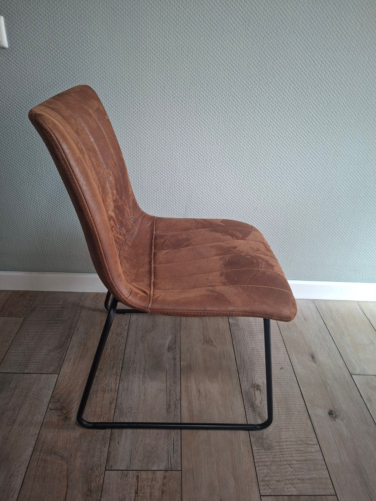 Set van 5 bruine eetkamer stoelen met zwartstalen onderstel, Ophalen, Gebruikt, Bruin, Modern industrieel