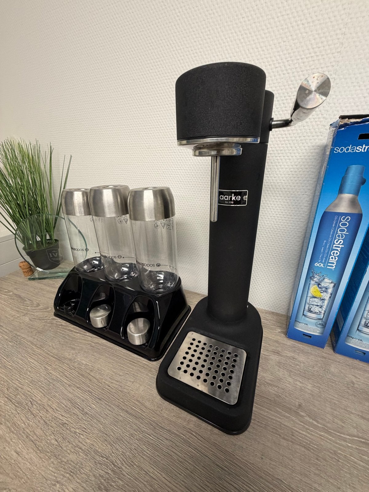 Aarke carbonator 3 met 4 patronen, 3 flessen en houder, Overige typen, Ophalen of Verzenden, Zo goed als nieuw, Zwart