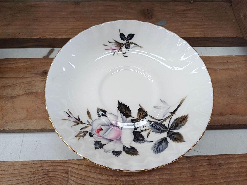 Royal Albert porseleinen kop en schotel 39835, Huis en Inrichting, Keuken | Servies, Gebruikt, Ophalen of Verzenden, Bord(en)