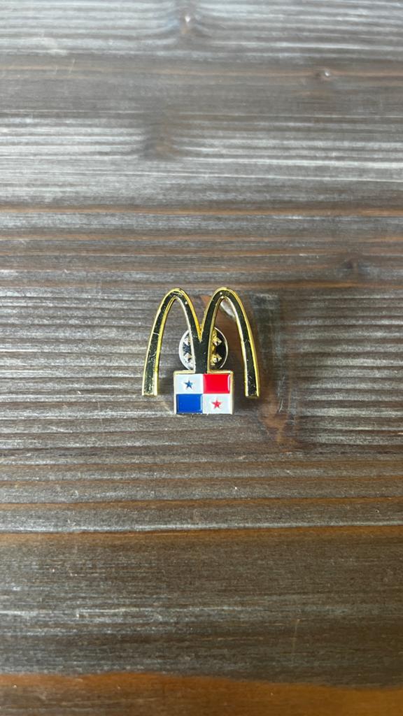 Vintage McDonald's Panama Pin Badge - Fastfood Memorabilia, Verzamelen, Speldjes, Pins en Buttons, Ophalen of Verzenden, Zo goed als nieuw