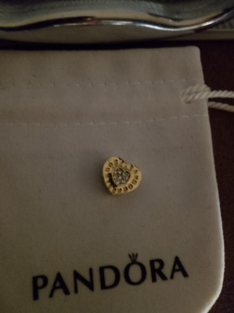 Pandora bedel goudkleurig met strass en tekst, Ophalen of Verzenden