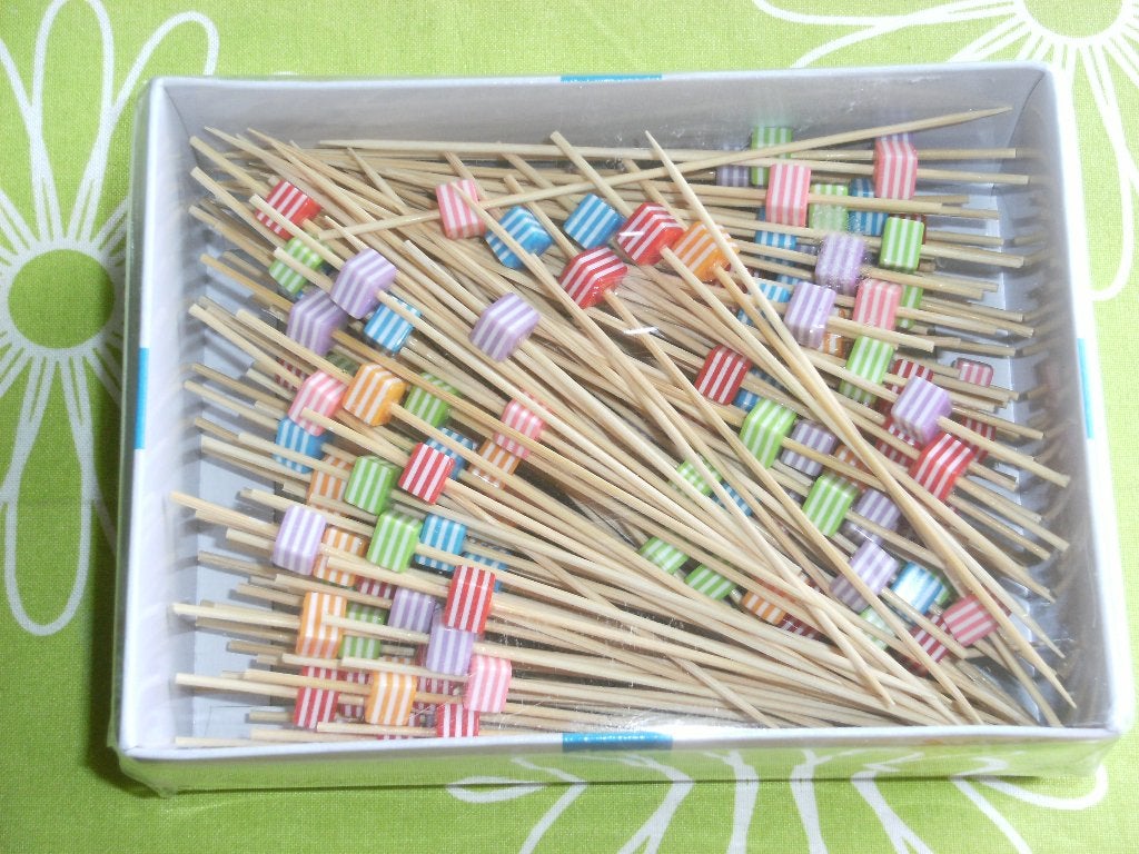 Nieuw in doos: 200 gekleurde cocktailprikkers 90mm van Depa, Huis en Inrichting, Overige typen, Ophalen of Verzenden, Nieuw, Hout
