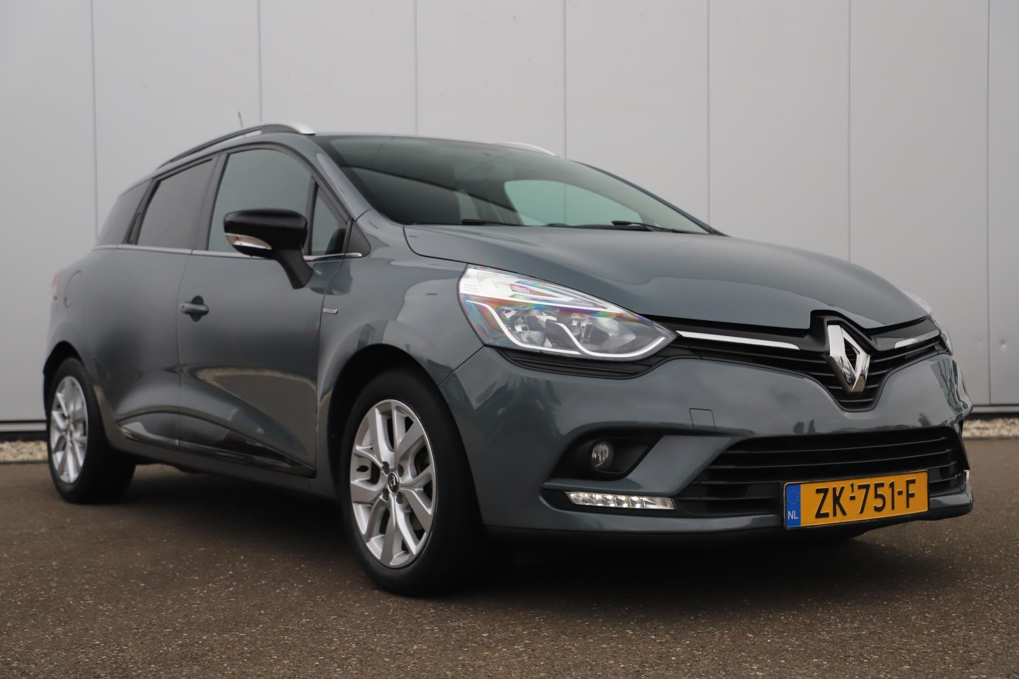 Renault Clio Estate 0.9 TCe Limited Nardo Grey 16 inch LMV K, Voorwielaandrijving, 898 cc, Stof, Gebruikt
