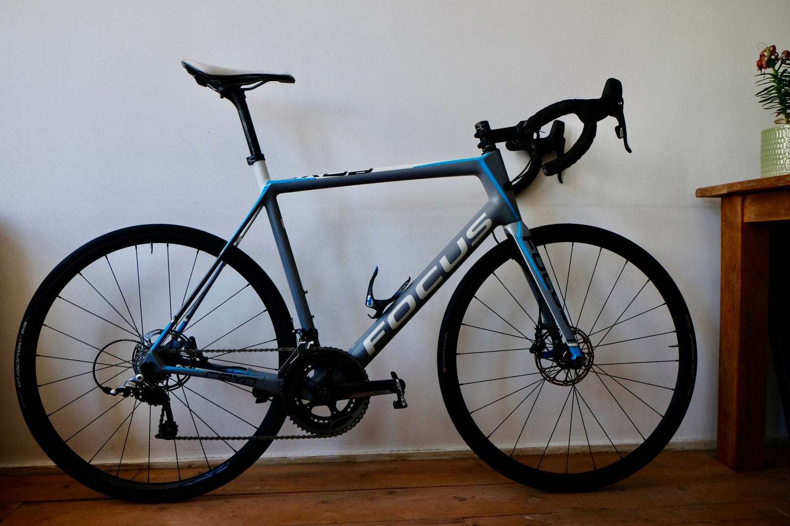 Focus - Carbon Frame & Schijfremmen, 28 inch, Carbon, Heren, Zo goed als nieuw