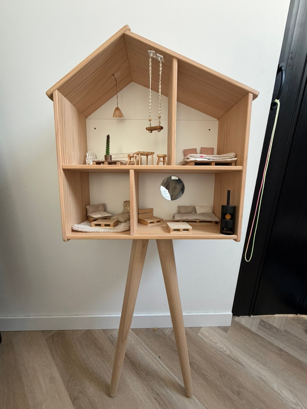 Houten poppenhuisje incl. mooi gestylde inrichting, Ophalen of Verzenden, Zo goed als nieuw, Poppenhuis