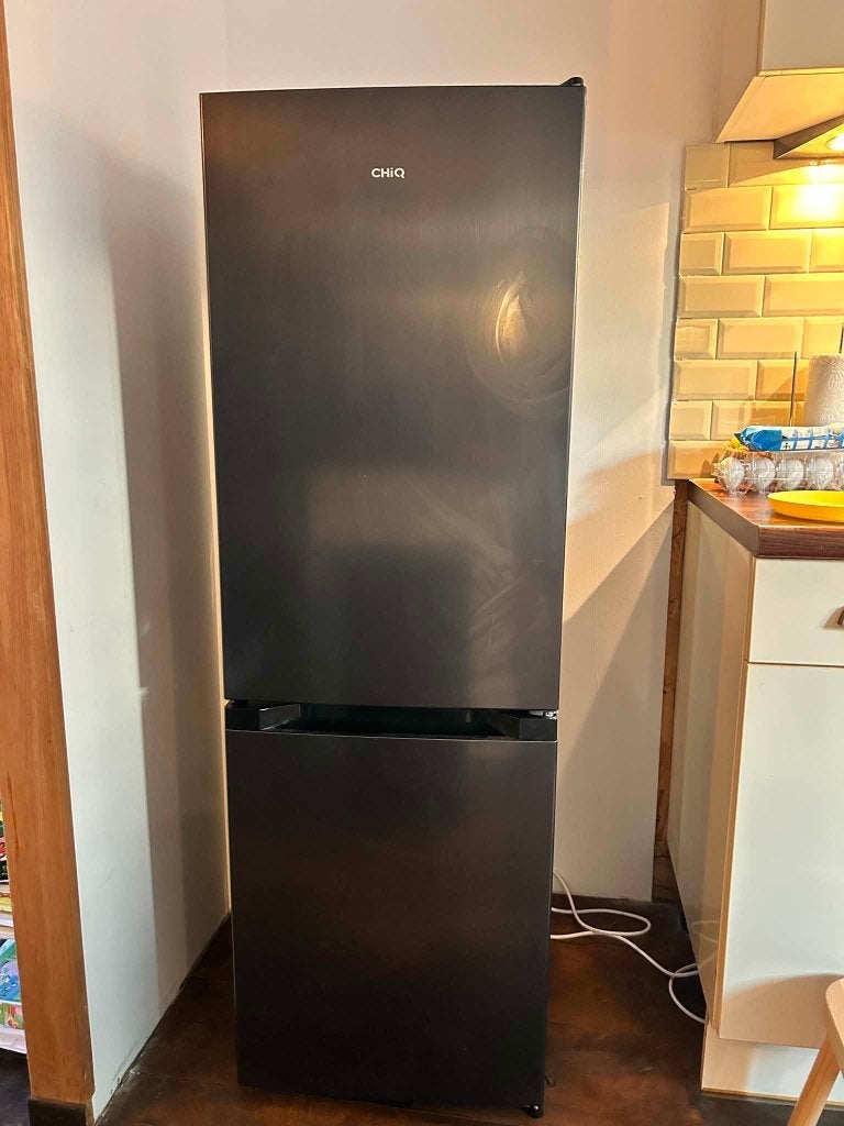 CHIQ Refrigerator 144x47x50, Ophalen, Gebruikt, 75 tot 100 liter, Met aparte vriezer