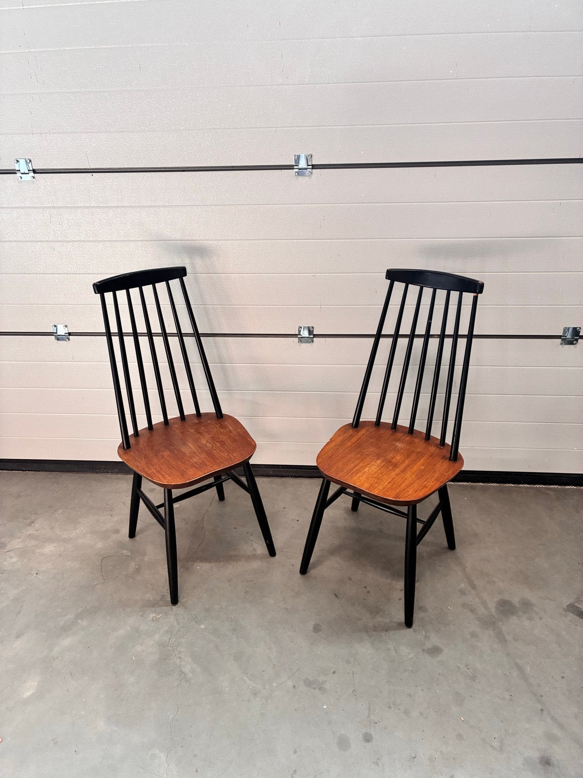 Set van 2 vintage spijlenstoelen - zwart en hout, Gebruikt, Twee, Zwart, Ophalen of Verzenden