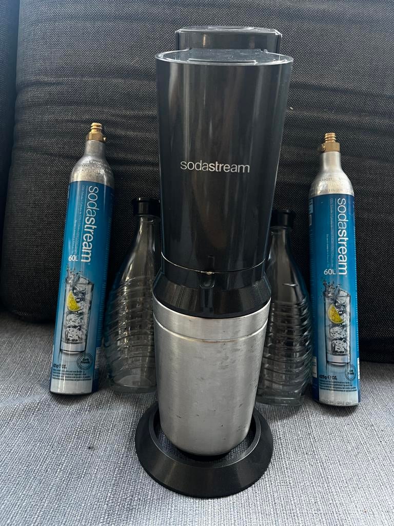 Sodastream met 2 CO2 cilinders en 2 flessen, Ophalen of Verzenden, Zo goed als nieuw