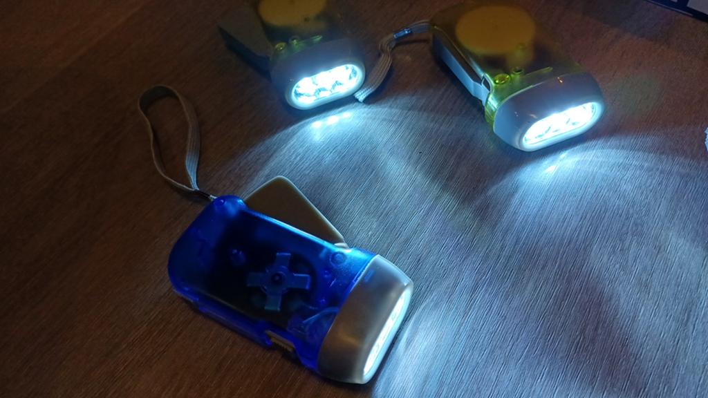 Nieuwe Handopwindbare Zaklantaarn - Geen Batterijen Nodig!, Ophalen of Verzenden, Nieuw, Accu