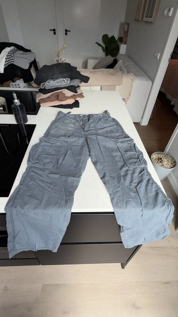 Grijze cargo broek Bershka 36, Ophalen of Verzenden, Maat 36 (S), Gedragen, Grijs
