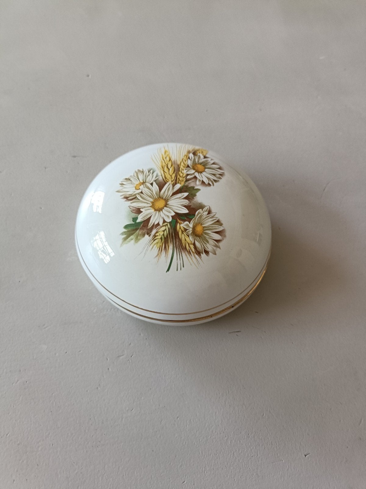 Keramiek schaaltje met margriet op deksel.
Met stempel op on, Ophalen of Verzenden