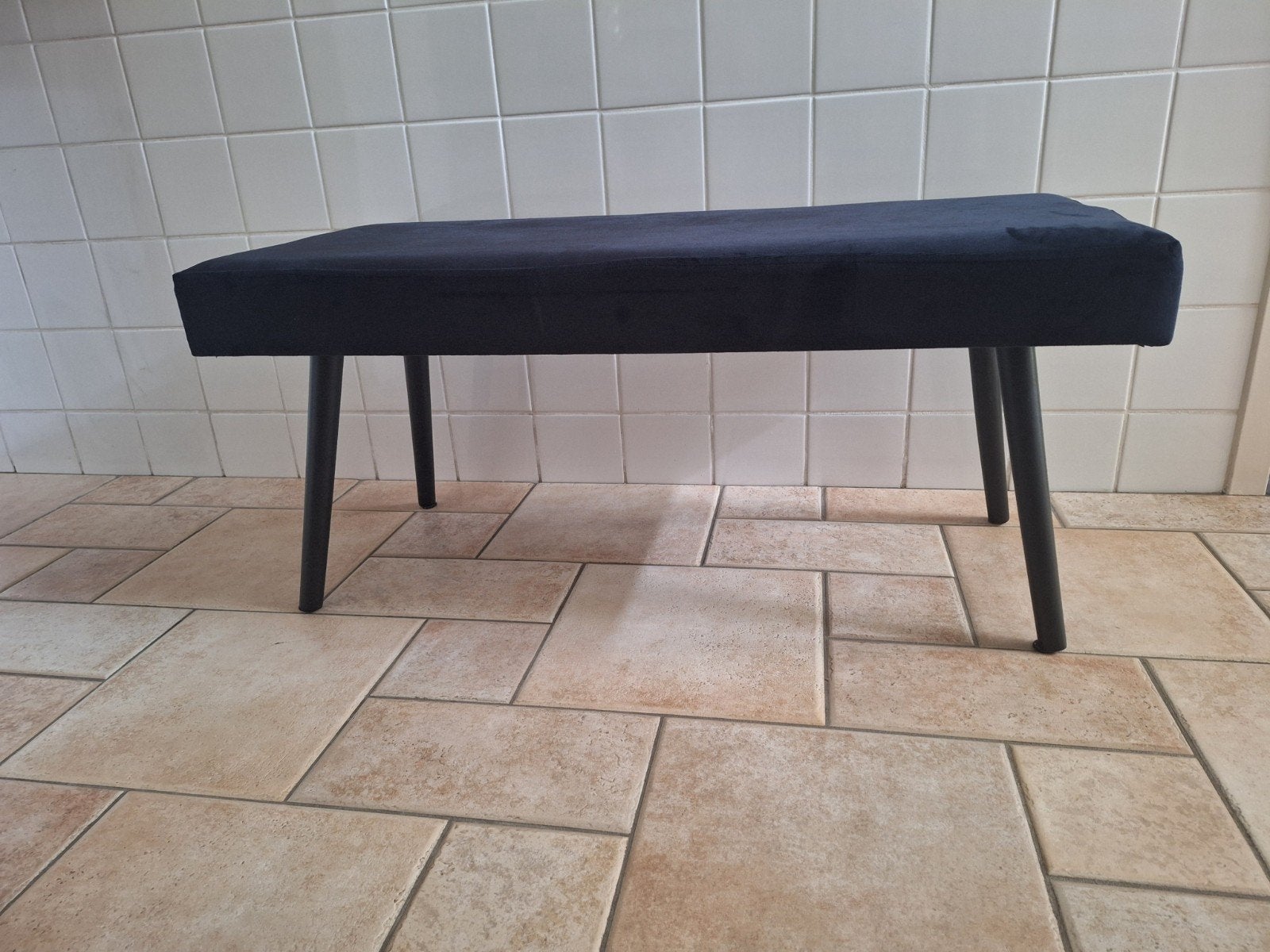Zwart fluwelen bankje / poef met zwarte houten poten, Ophalen of Verzenden, Zo goed als nieuw
