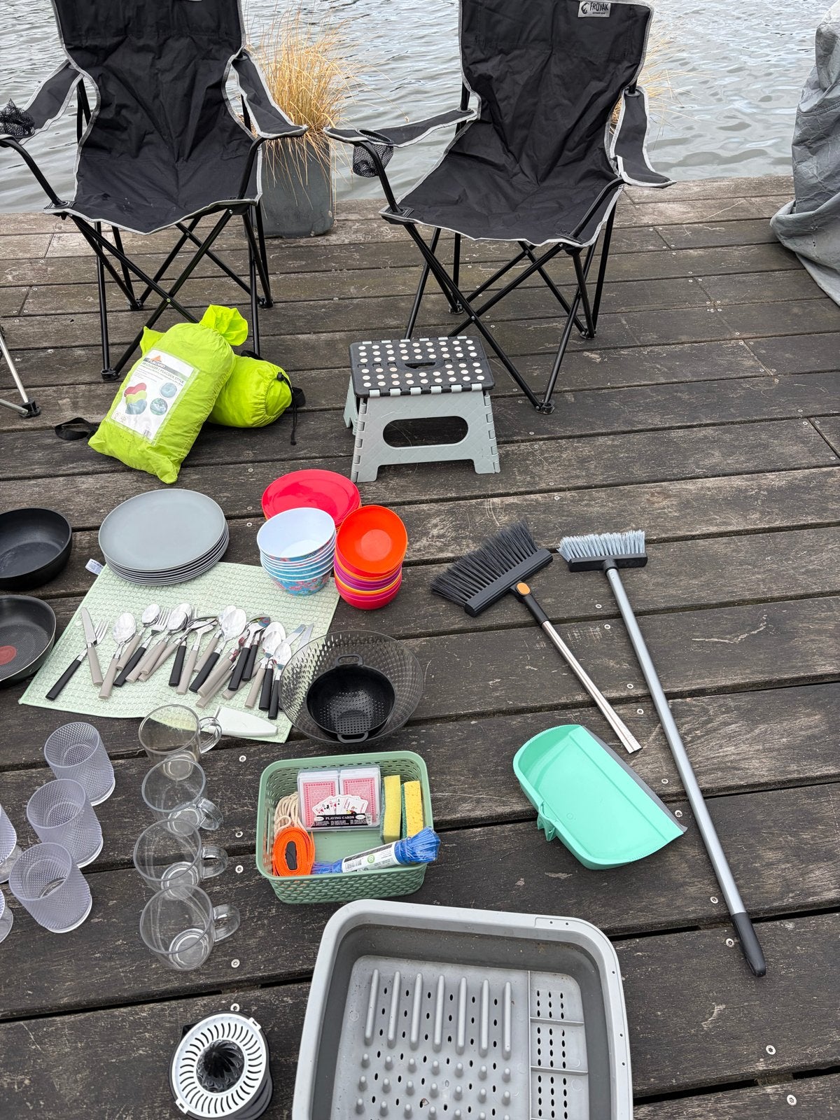 Complete kampeeruitrusting: stoelen, pannen, servies en meer, Ophalen, Gebruikt