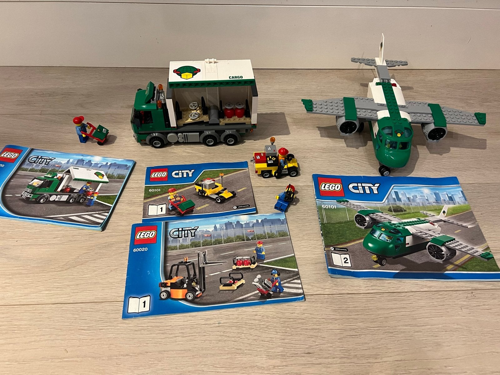 Lego City 60101 en 60020 Vliegtuig en Vrachtwagen, Kinderen en Baby's, Lego, Accessoire, Ophalen of Verzenden, Inclusief instructies