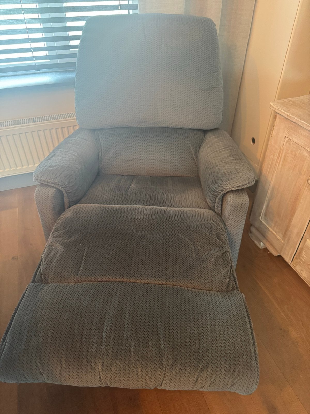 Lazyboy! Comfortabele grijze relaxfauteuil met voetensteun, Huis en Inrichting, Ophalen, Gebruikt, Stof, 75 tot 100 cm