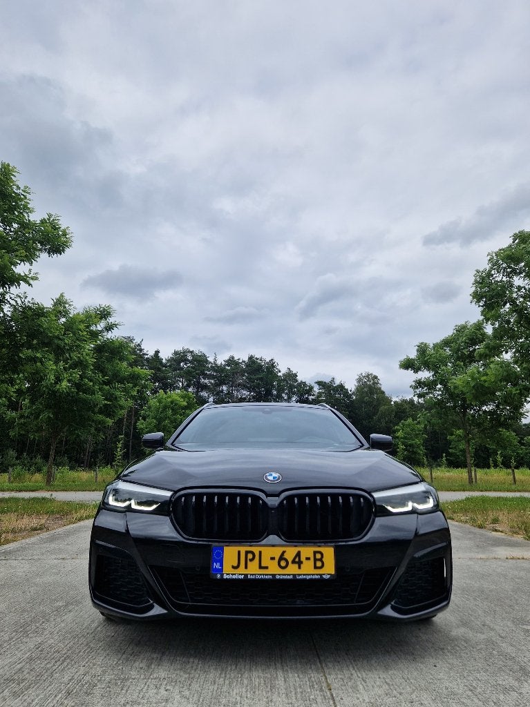 BMW 520i Touring M Sport LCI | '22 | 64.500km | Dealerond. |, Auto's, 1998 cc, Zwart, 4 cilinders, 2000 kg