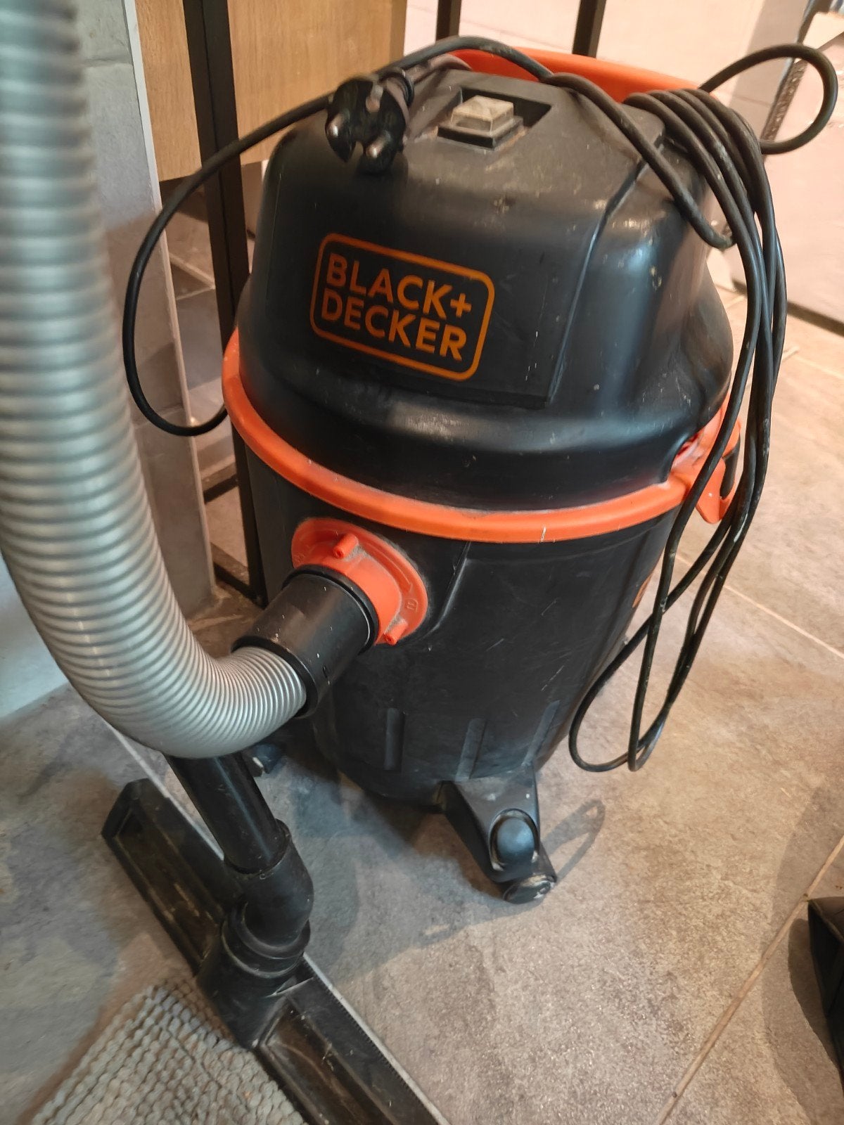 Black & Decker bouwstofzuiger met zuig- en blaasfunctie, Ophalen, Gebruikt, Industriële stofzuiger, Minder dan 1200 watt