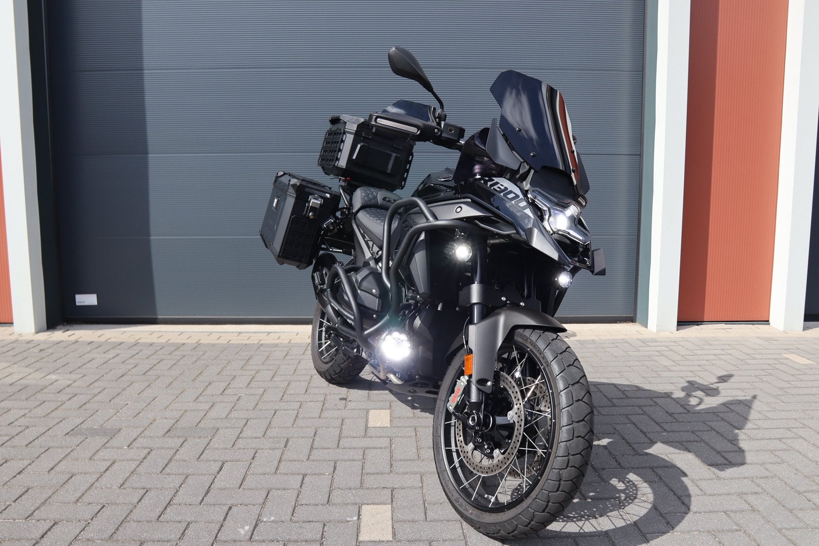BMW R 1300 GS ASA TRIPLE BLACK 2025 LONERIDER BOS NEW BTW, Motoren, 2 cilinders, Motorrijbewijs A, Meer dan 35 kW, Toermotor