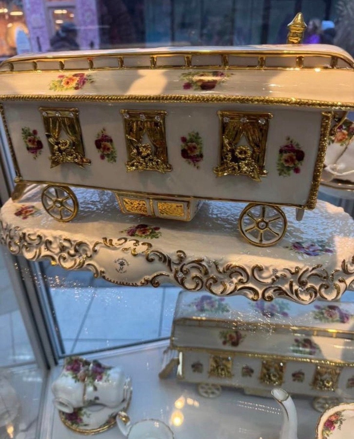 Capodimonte Woonwagen Porselein met 24kt Bladgoud rozenwagen, Antiek en Kunst, Ophalen of Verzenden