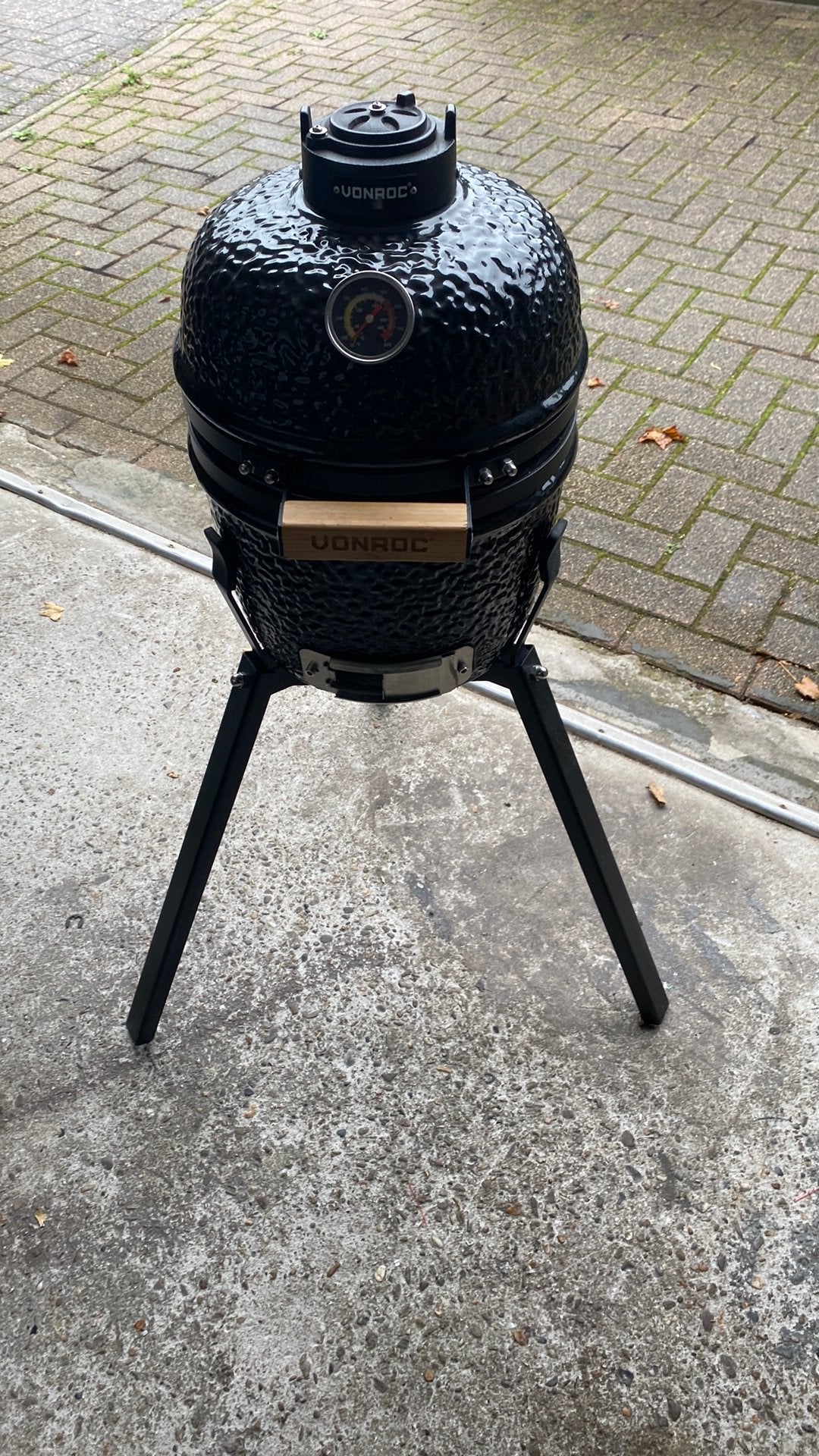 Mini kamado rooster 13 inch op hoog onderstel en tafel set, Tuin en Terras, Houtskoolbarbecues, Ophalen, Zo goed als nieuw