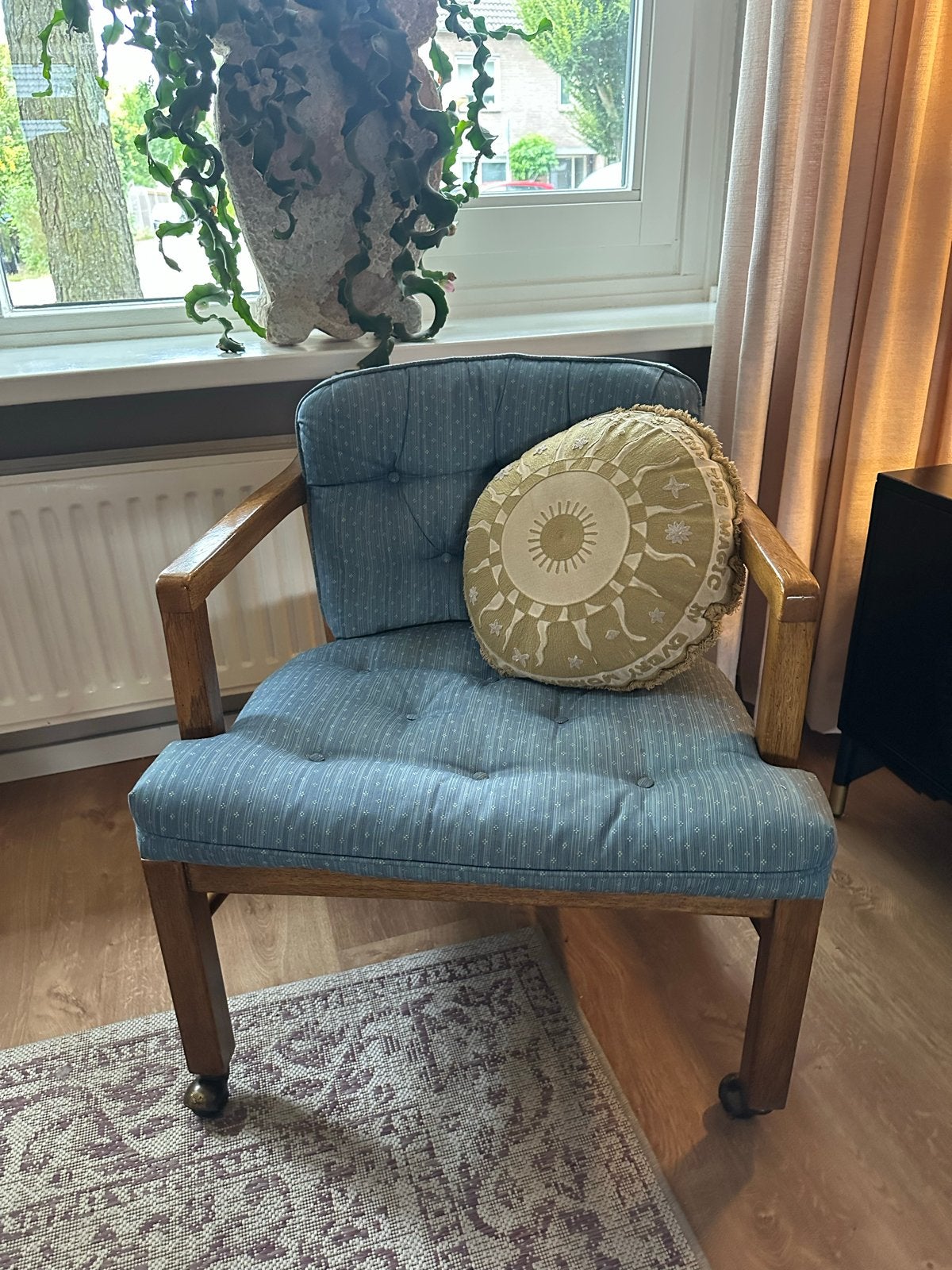 Set van 2 vintage fauteuils - blauw met houten armleuningen, Ophalen, Gebruikt, Minder dan 75 cm, 50 tot 75 cm